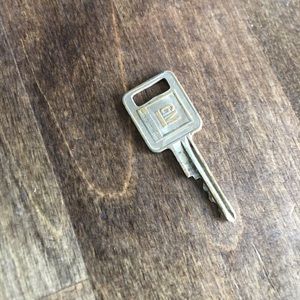 VINTAGE AUTOMOTIVE CAR TRUCK IGNITION KEY- GM GENERAL MOTORS.